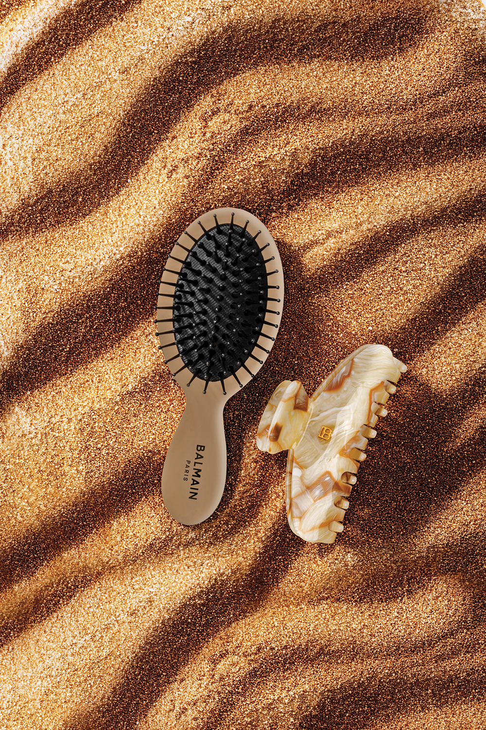 BalmainHair_Accessories_LimitedEdition_LocksOfGold_Accessoiries_ExtraSmallHairClip_C3_26_Mood_01_LR.jpg